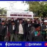 Kawal Sidang Pembunuhan Anggota PPS, Massa IKABA Bawa Keranda Mayat di PN Sampang