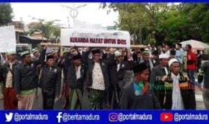 Kawal Sidang Pembunuhan Anggota PPS, Massa IKABA Bawa Keranda Mayat di PN Sampang
