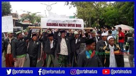 Kawal Sidang Pembunuhan Anggota PPS, Massa IKABA Bawa Keranda Mayat di PN Sampang