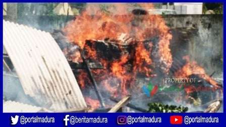 Kebakaran Landa Gudang Bahan Bangunan di Tambelangan Sampang