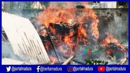 Kebakaran Landa Gudang Bahan Bangunan di Tambelangan Sampang