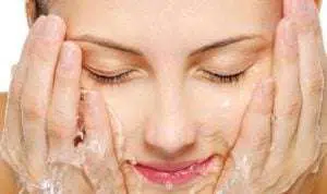 Mitos Cuci Muka Habis Kena Panas Bikin Wajah Belang