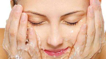 Mitos Cuci Muka Habis Kena Panas Bikin Wajah Belang