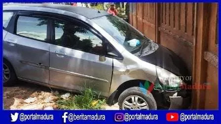 Tabrakan Libatkan Mobil Honda Jazz dan Dua Pemotor di Depan Rutan Sumenep