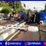 Mobil Pick Up Bermuatan Snack Hantam Trotoar