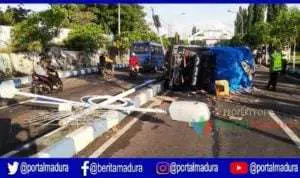 Mobil Pick Up Bermuatan Snack Hantam Trotoar