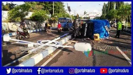 Mobil Pick Up Bermuatan Snack Hantam Trotoar