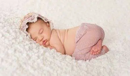 Moms, Begini Cara Mudah Supaya Bayi Anda Cepat Tengkurap