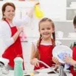 Moms, Kenali Cara Mudah Latih Si Kecil Jadi Sosok Penolong Sejak Dini
