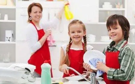 Moms, Kenali Cara Mudah Latih Si Kecil Jadi Sosok Penolong Sejak Dini