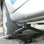 Panduan Mencari Titik Tumpu Dongkrak Mobil yang Benar