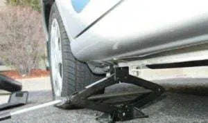 Panduan Mencari Titik Tumpu Dongkrak Mobil yang Benar
