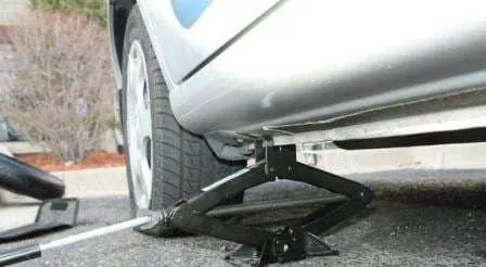 Panduan Mencari Titik Tumpu Dongkrak Mobil yang Benar