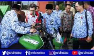 Pemkab Sumenep Bagikan 7 Motor Pengangkut Sampah