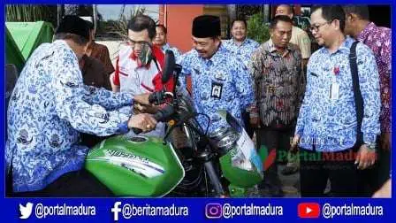Pemkab Sumenep Bagikan 7 Motor Pengangkut Sampah