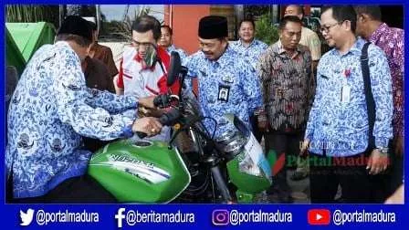 Wujudkan Kota Tanpa Kumuh, Pemkab Sumenep Bagikan 7 Motor Pengangkut Sampah