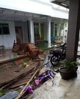 Foto-Penampakan Rumah Warga Sumenep Dihantam Puting Beliung - Portalmadura.com FOTO-Penampakan Rumah Warga Sumenep Dihantam Puting Beliung