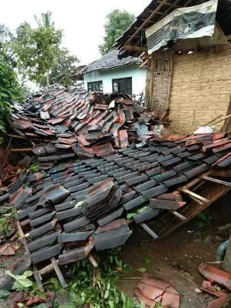 Foto-Penampakan Rumah Warga Sumenep Dihantam Puting Beliung - Portalmadura.com FOTO-Penampakan Rumah Warga Sumenep Dihantam Puting Beliung