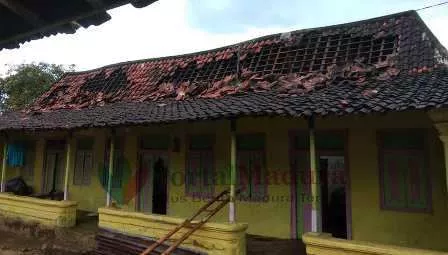 Foto-Penampakan Rumah Warga Sumenep Dihantam Puting Beliung - Portalmadura.com FOTO-Penampakan Rumah Warga Sumenep Dihantam Puting Beliung