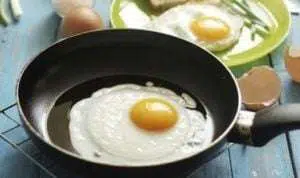 Rahasia Memasak Telur Ceplok Agar Tak Lengket di Wajan