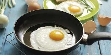Rahasia Memasak Telur Ceplok Agar Tak Lengket di Wajan