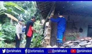 Saat Tidur Pulas, Rumah Nenek Sebatangkara di Pamekasan Ambruk