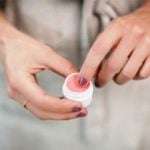 Selain Melembapkan Bibir, Ini 7 Manfaat Lain dari Lip Balm