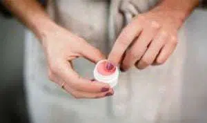 Selain Melembapkan Bibir, Ini 7 Manfaat Lain dari Lip Balm