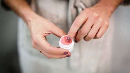 Selain Melembapkan Bibir, Ini 7 Manfaat Lain dari Lip Balm