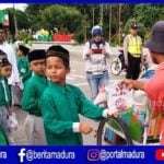 Ajari Bersosial, Siswa di Sumenep Bagikan Sembako ke Tukang Becak