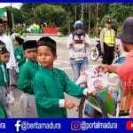 Ajari Bersosial, Siswa di Sumenep Bagikan Sembako ke Tukang Becak