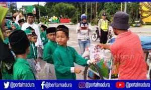 Ajari Bersosial, Siswa di Sumenep Bagikan Sembako ke Tukang Becak