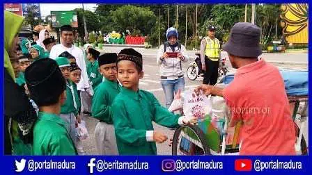 Siswa di Sumenep Bagikan Sembako ke Tukang Becak
