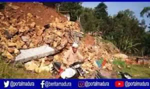 Tebing 4 Meter Longsor Tutup Akses Jalan Desa di Sampang