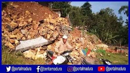 Tebing 4 Meter Longsor Tutup Akses Jalan Desa di Sampang