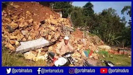 Tebing 4 Meter Longsor Tutup Akses Jalan Desa di Sampang
