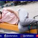 Jadi Pusat Perhatian, Wanita Cantik Tidur di Simpang 4 Traffic Light Jantung Kota Sumenep