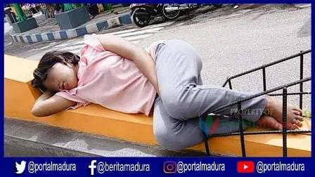 Jadi Pusat Perhatian, Wanita Cantik Tidur di Simpang 4 Traffic Light Jantung Kota Sumenep
