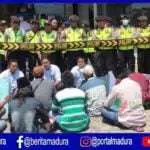 Warga Demo Kantor PLN Bangkalan