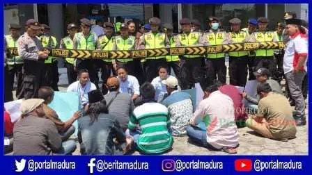 Warga Demo Kantor PLN Bangkalan