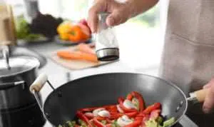 Moms, Tips Menambah Garam pada Masakan Agar Gurihnya Merata