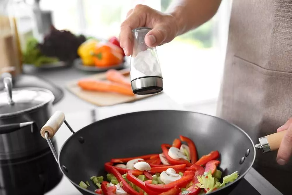 Moms, Tips Menambah Garam pada Masakan Agar Gurihnya Merata