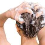 5 Tips Saat Keramas agar Rambut Tidak Berketombe