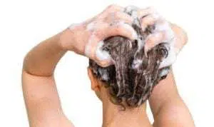5 Tips Saat Keramas agar Rambut Tidak Berketombe