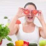Ladies, Hilangkan Mata Panda dengan Buah Tomat Secara Alami