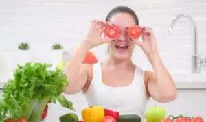 Ladies, Hilangkan Mata Panda dengan Buah Tomat Secara Alami