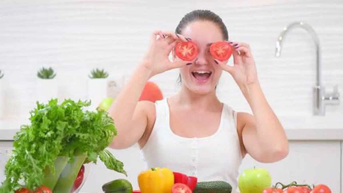 Ladies, Hilangkan Mata Panda dengan Buah Tomat Secara Alami
