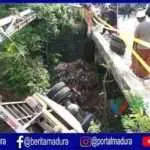 Truk Bermuatan Asbes Terjun Bebas Ke Sungai