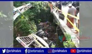 Truk Bermuatan Asbes Terjun Bebas Ke Sungai