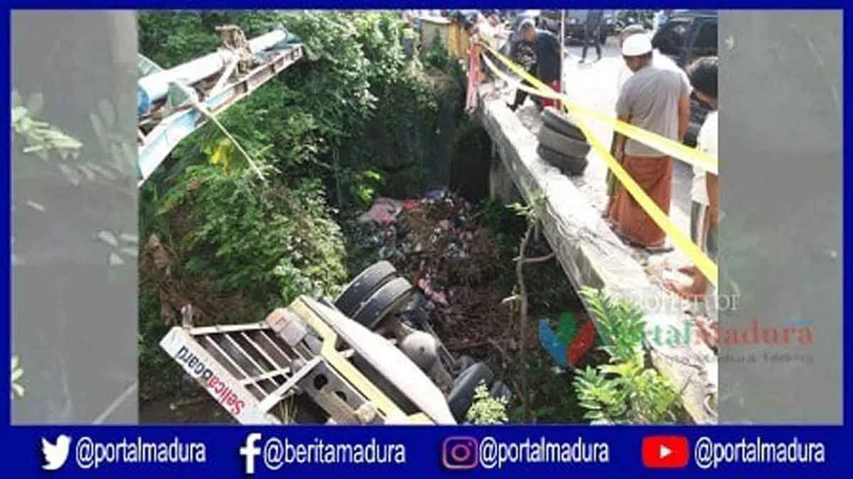 Truk Bermuatan Asbes Terjun Bebas Ke Sungai